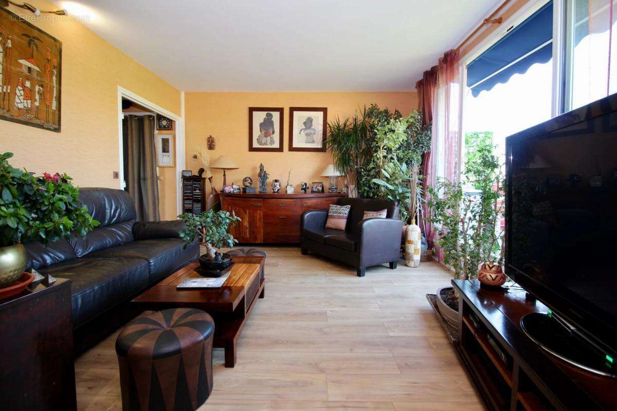 Appartement à NEAUPHLE-LE-CHATEAU