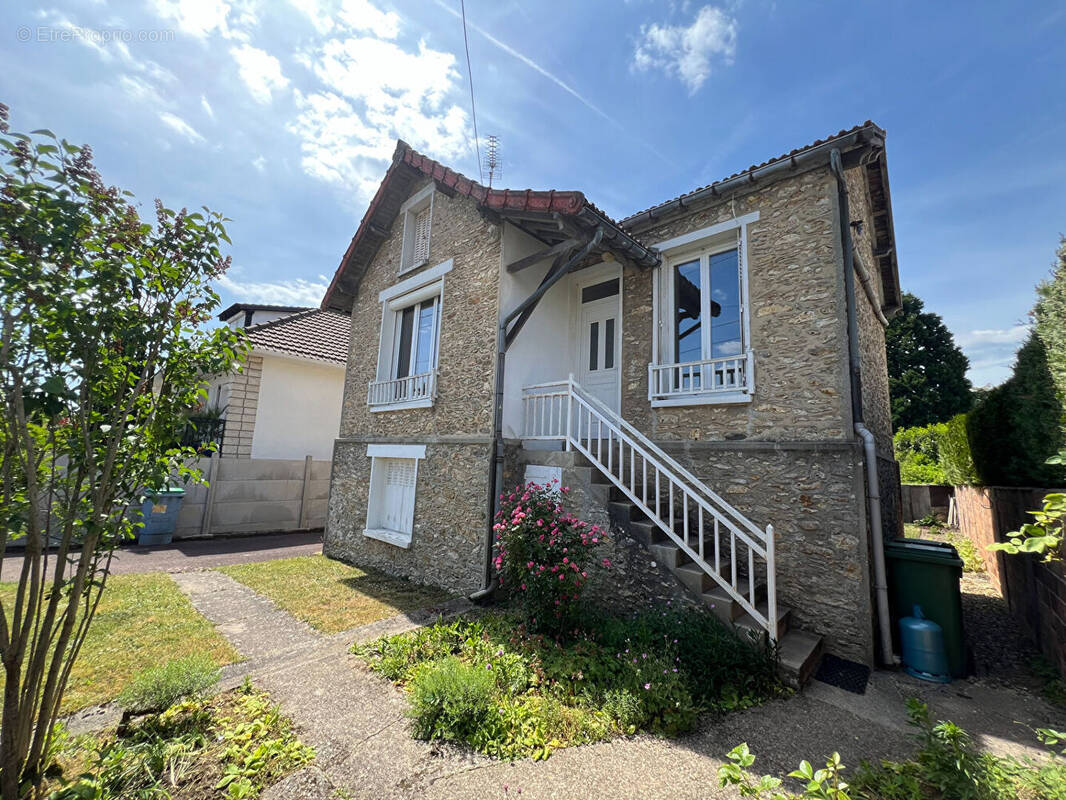 Maison à LE PERRAY-EN-YVELINES