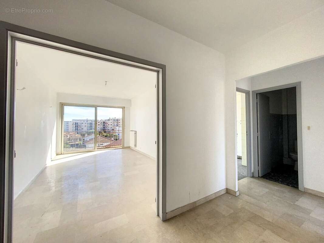 Appartement à SAINT-LAURENT-DU-VAR