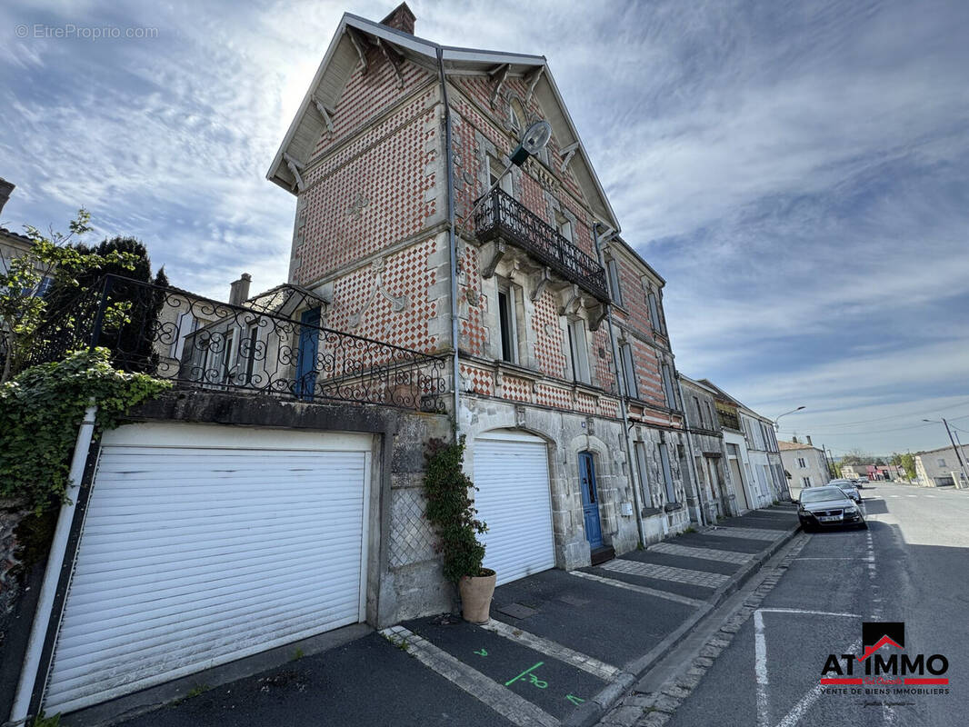 Maison à BARBEZIEUX-SAINT-HILAIRE