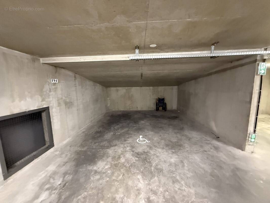 Parking à LYON-8E