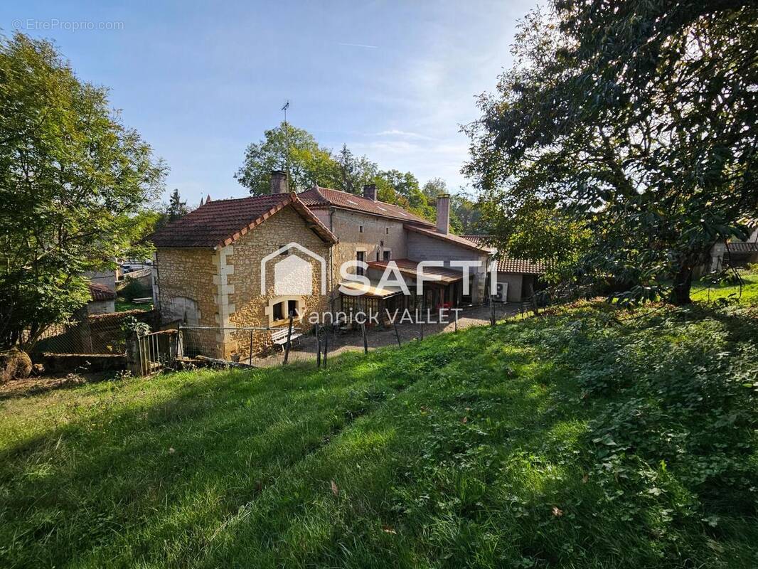 Photo 1 - Maison à JAVERLHAC-ET-LA-CHAPELLE-SAINT-ROBERT