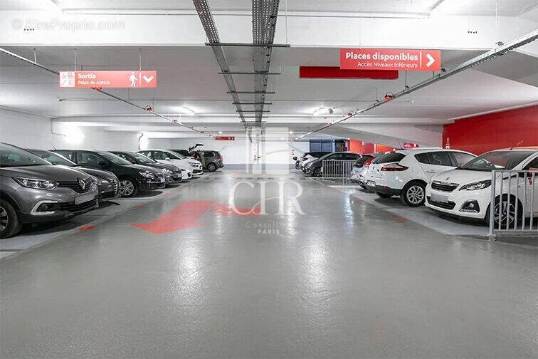 Parking à PARIS-17E