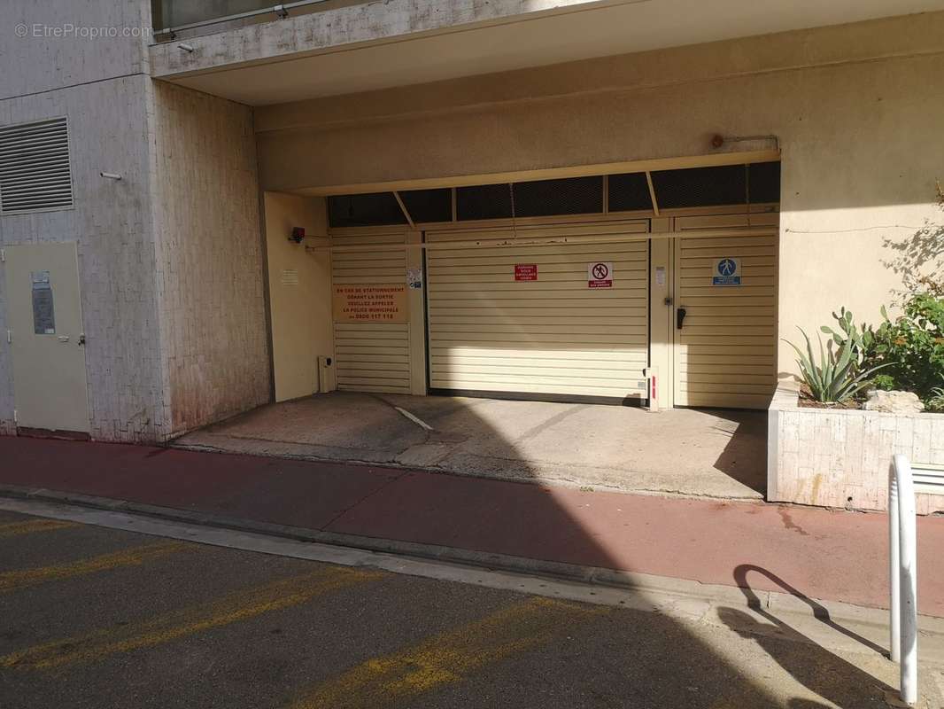 Parking à CANNES