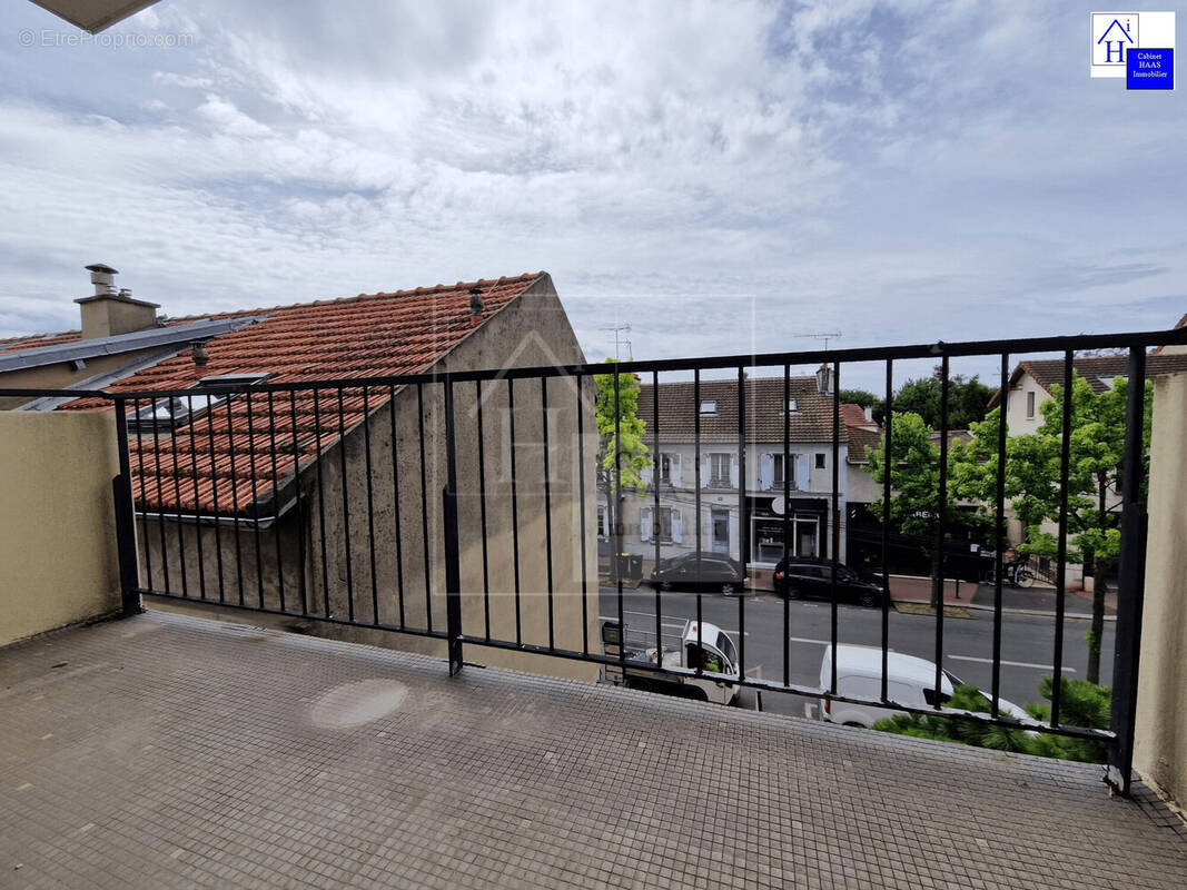 Balcon - Appartement à SAINT-MAUR-DES-FOSSES