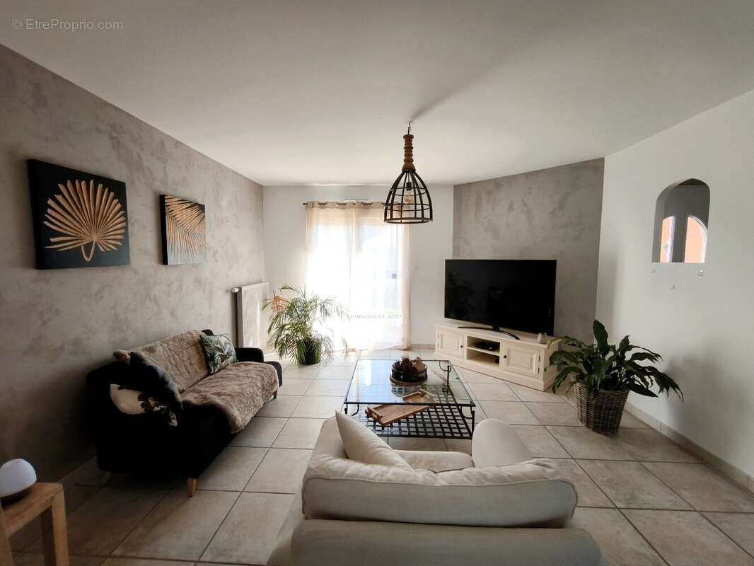 Maison à SAINT-MACAIRE-EN-MAUGES