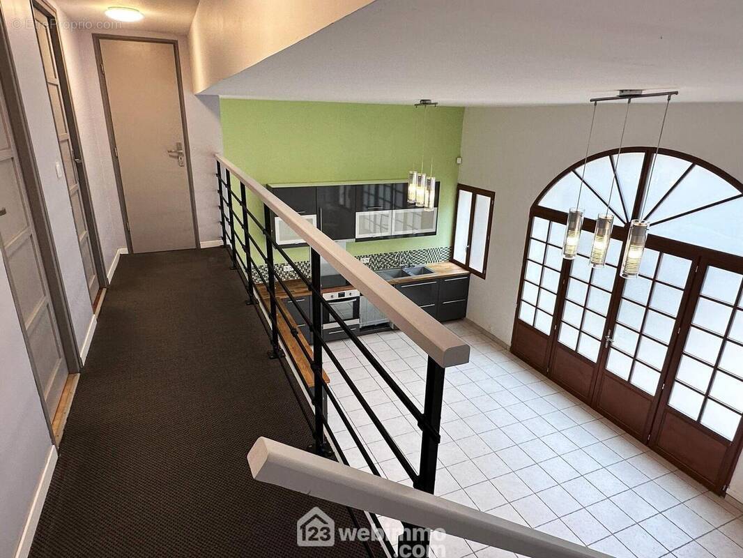 Un étage composé de 2 chambres et d&#039;un WC indépendant. - Appartement à FONTAINEBLEAU