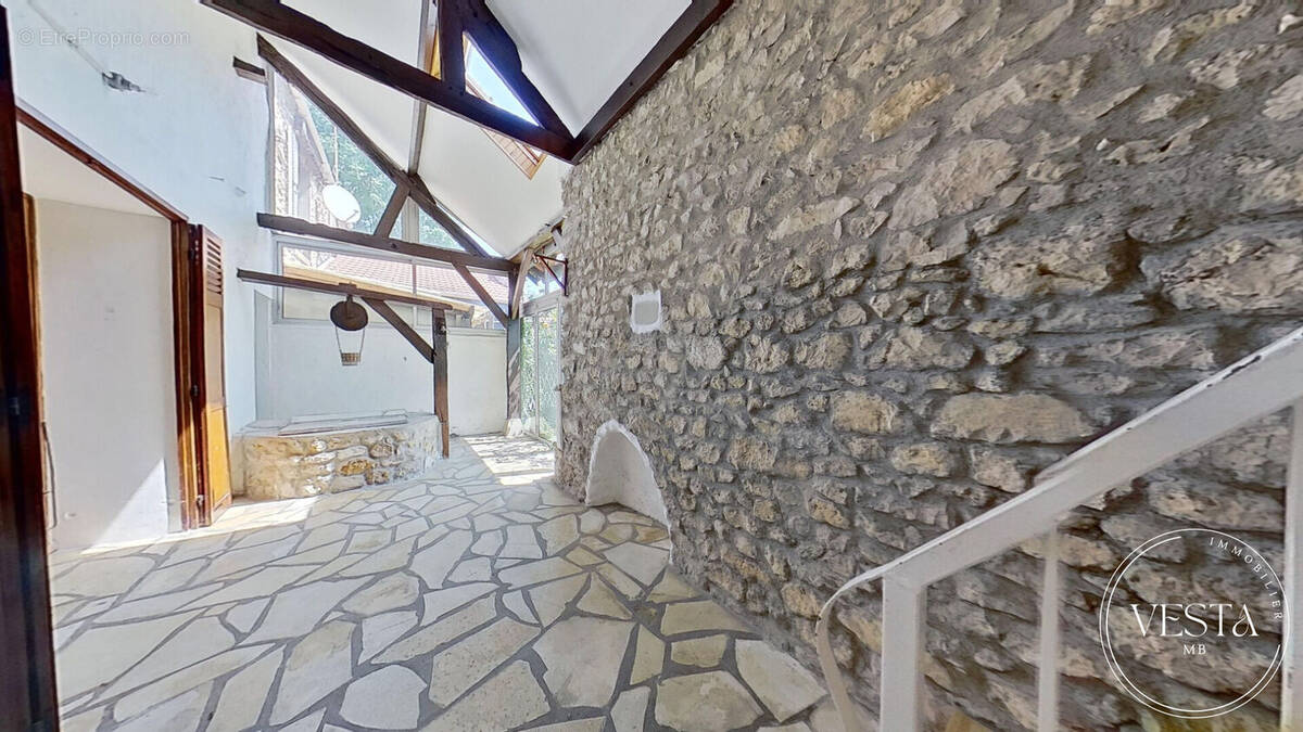 Maison à VARENNES-JARCY