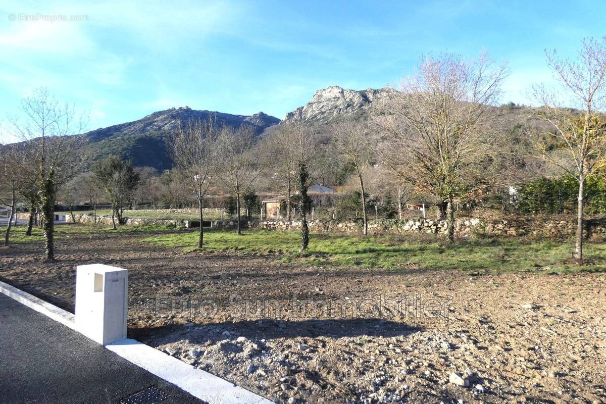 Terrain à COLOMBIERES-SUR-ORB