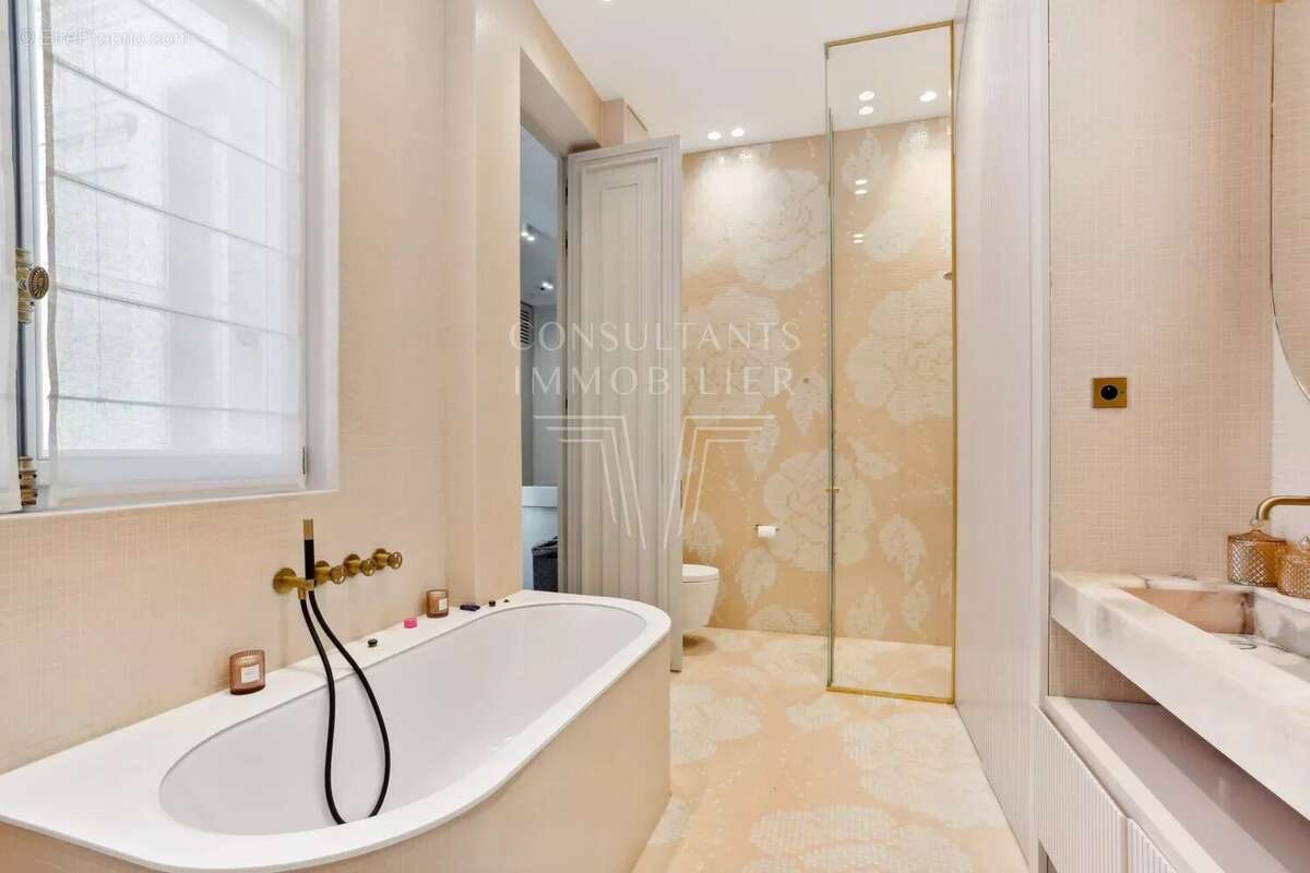 Appartement à PARIS-16E