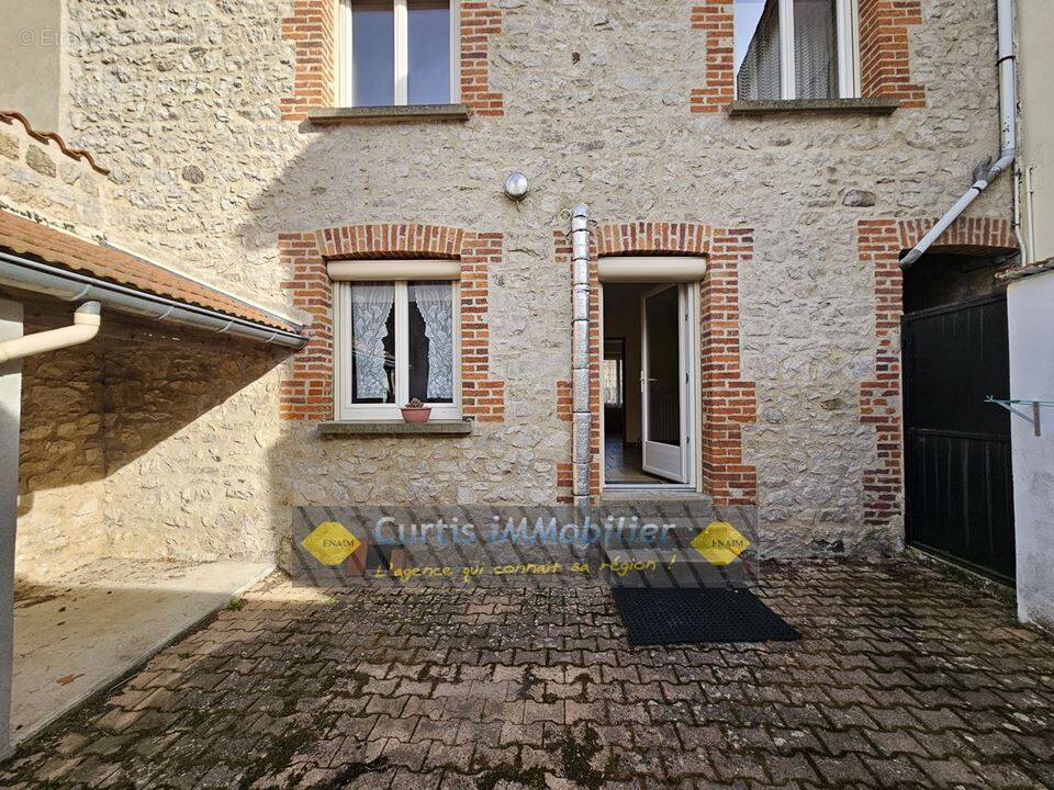 Maison à SAINT-JUST-MALMONT
