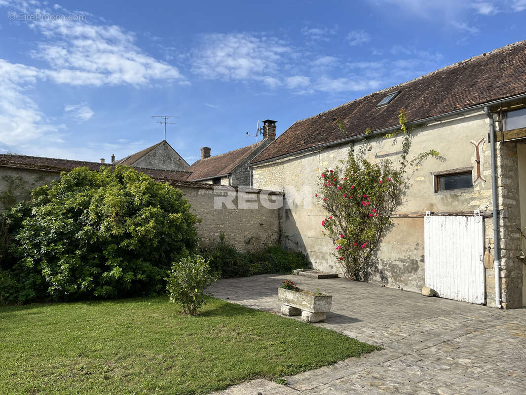 Maison à LA CHAPELLE-LA-REINE