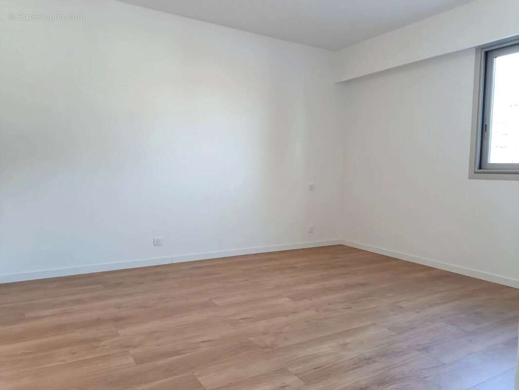 Appartement à SAINT-LAURENT-DU-VAR