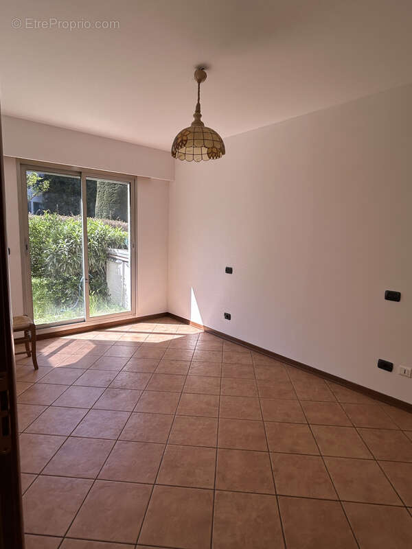Appartement à SAINT-LAURENT-DU-VAR