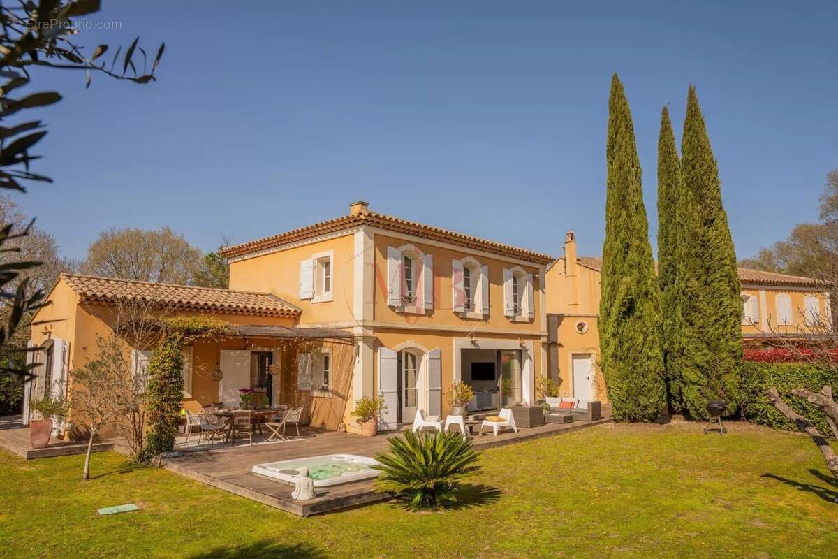 Maison à MAS-BLANC-DES-ALPILLES