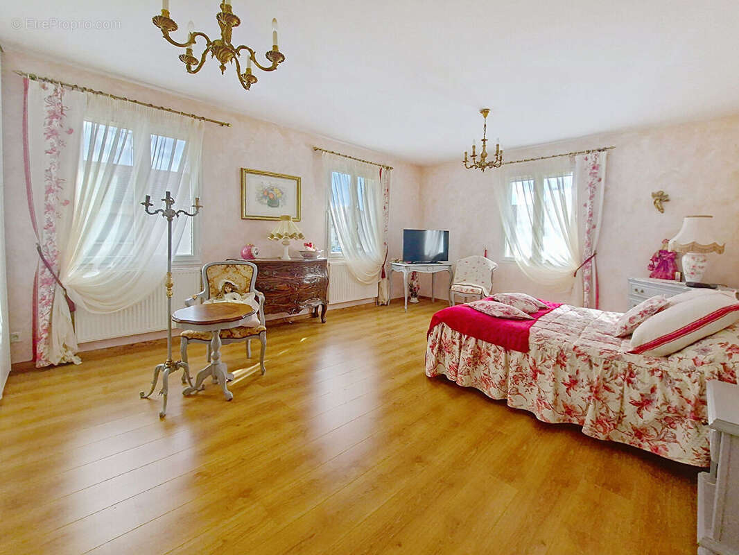 Maison à SURY-LE-COMTAL