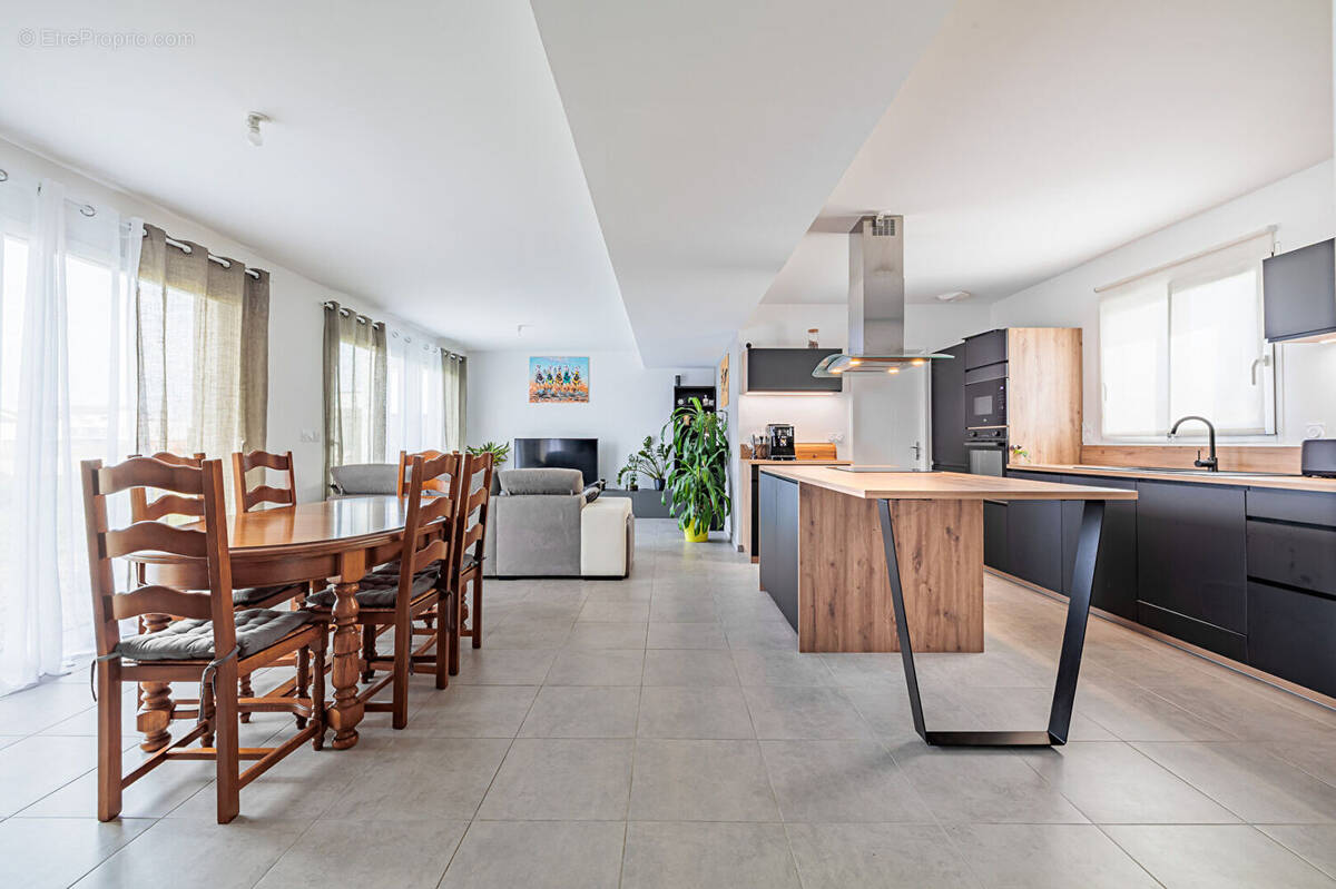Maison à PINS-JUSTARET