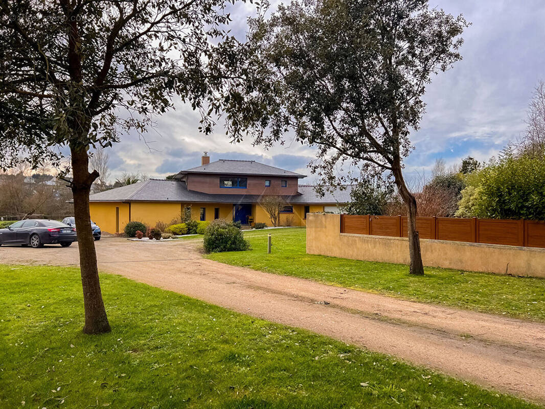 Maison à LAMPAUL-PLOUARZEL