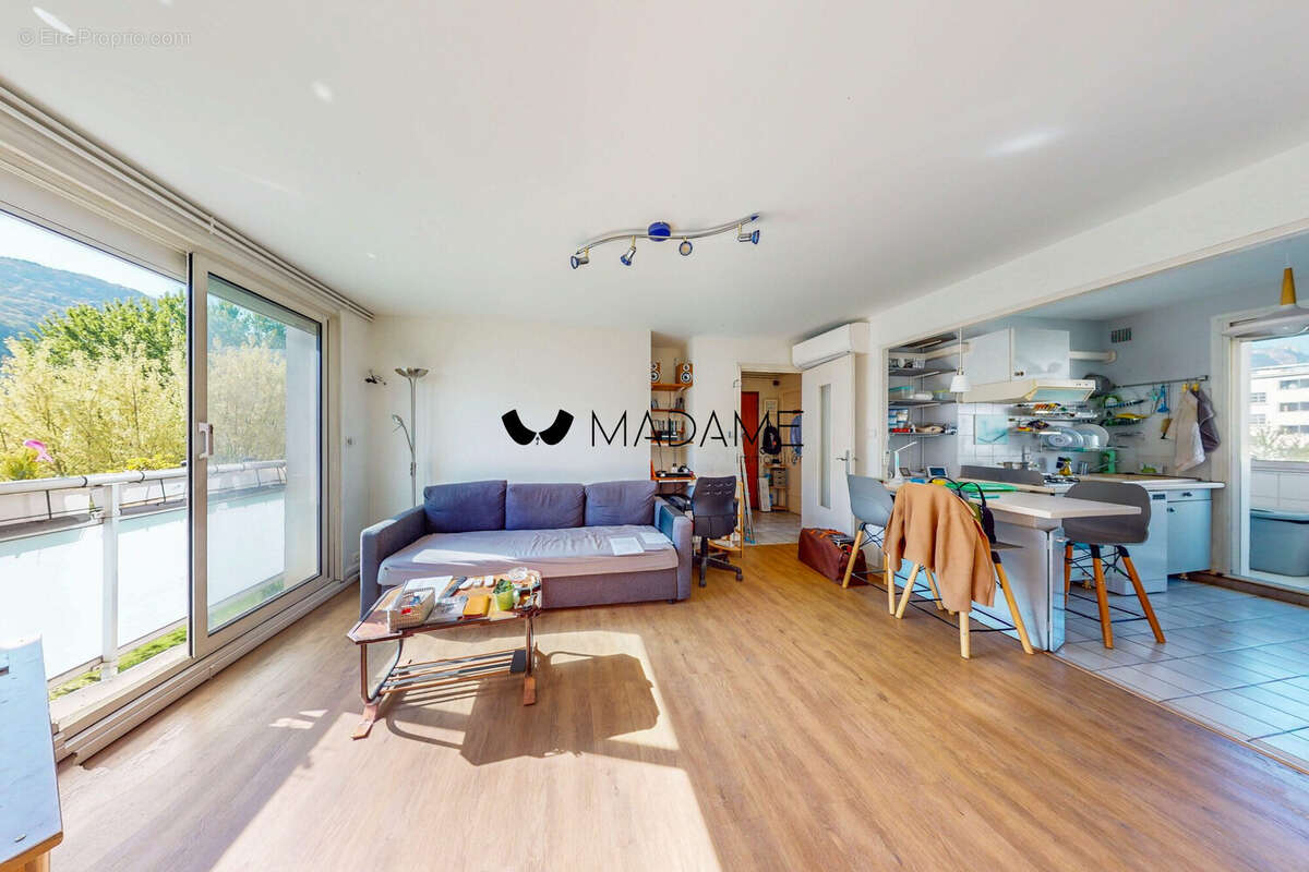 Salon traversant - Appartement à SAINT-MARTIN-D&#039;HERES