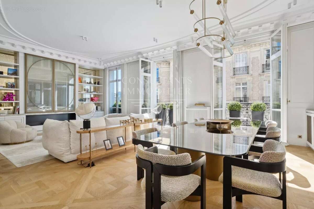 Appartement à PARIS-16E