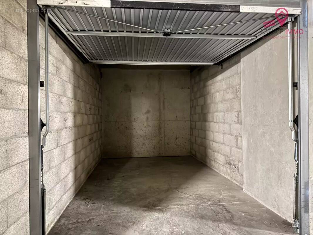 Parking à LYON-8E