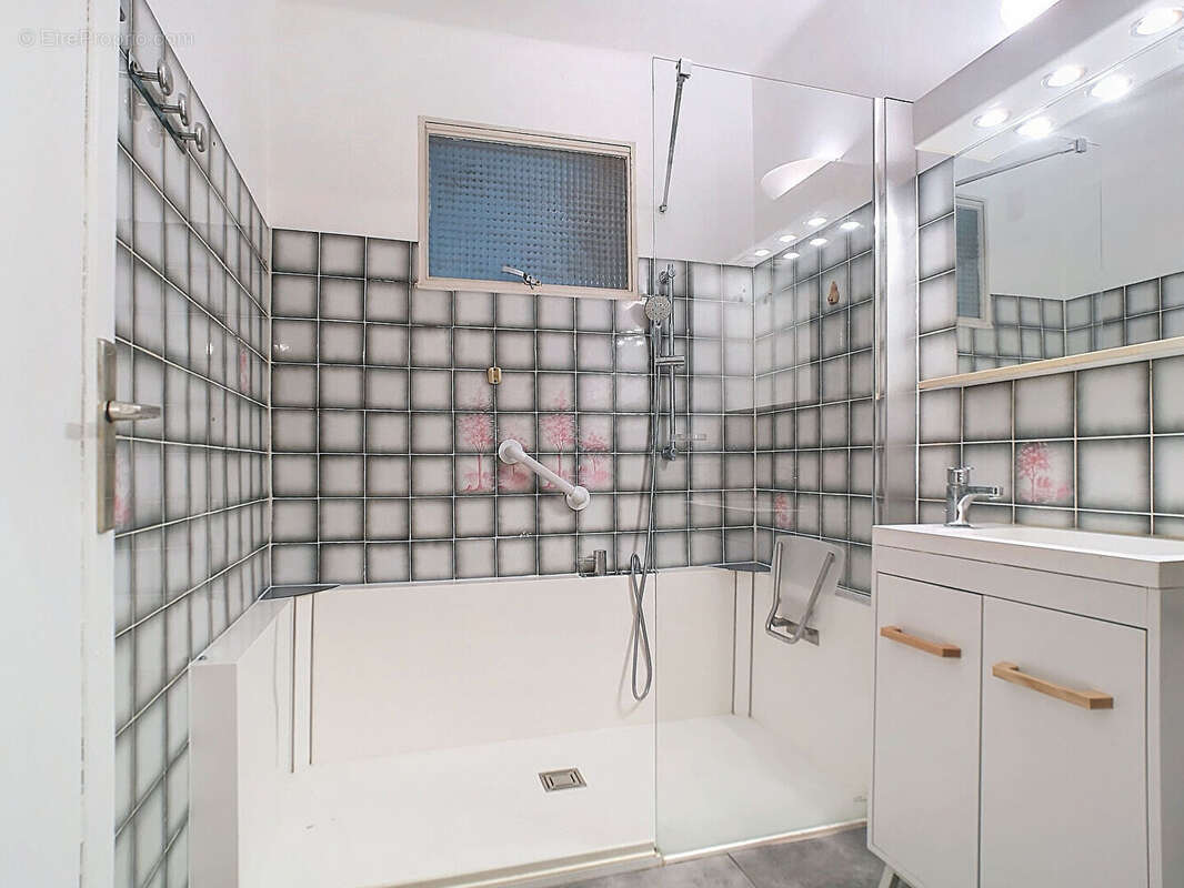Appartement à SAINT-LAURENT-DU-VAR
