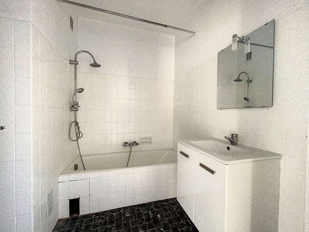 Appartement à SAINT-LAURENT-DU-VAR