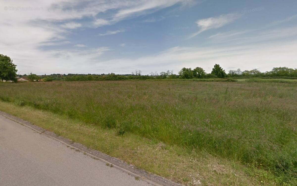 Terrain à NEUVY-SUR-LOIRE