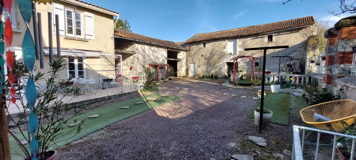Maison à MONTS-SUR-GUESNES
