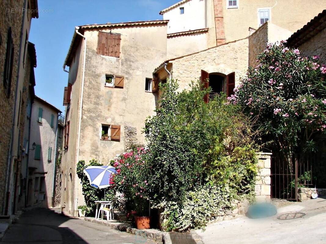 Maison à CHATEAUNEUF-GRASSE