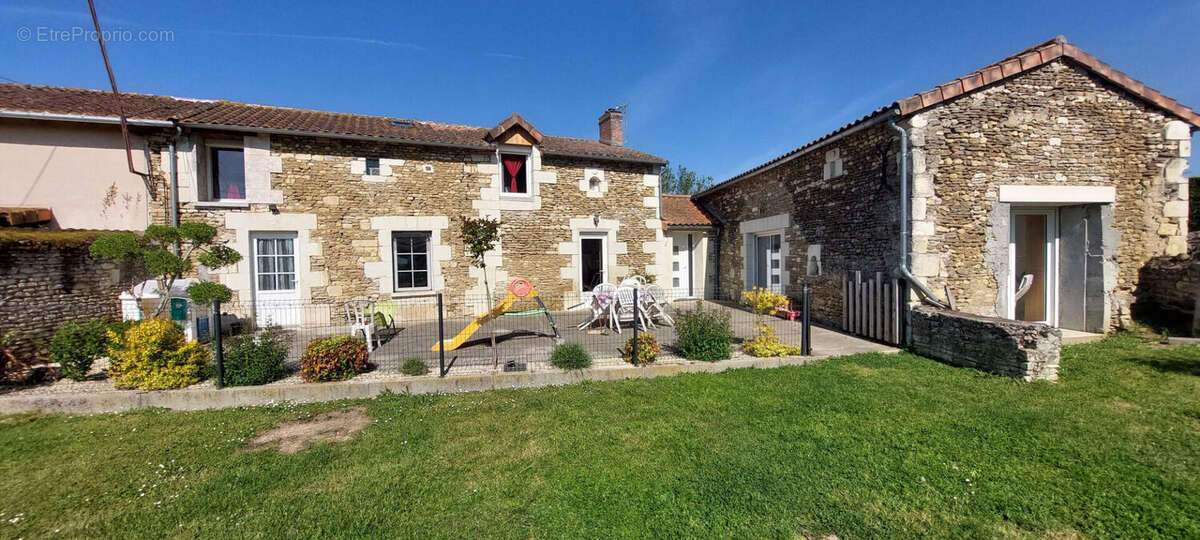 Maison à LENCLOITRE