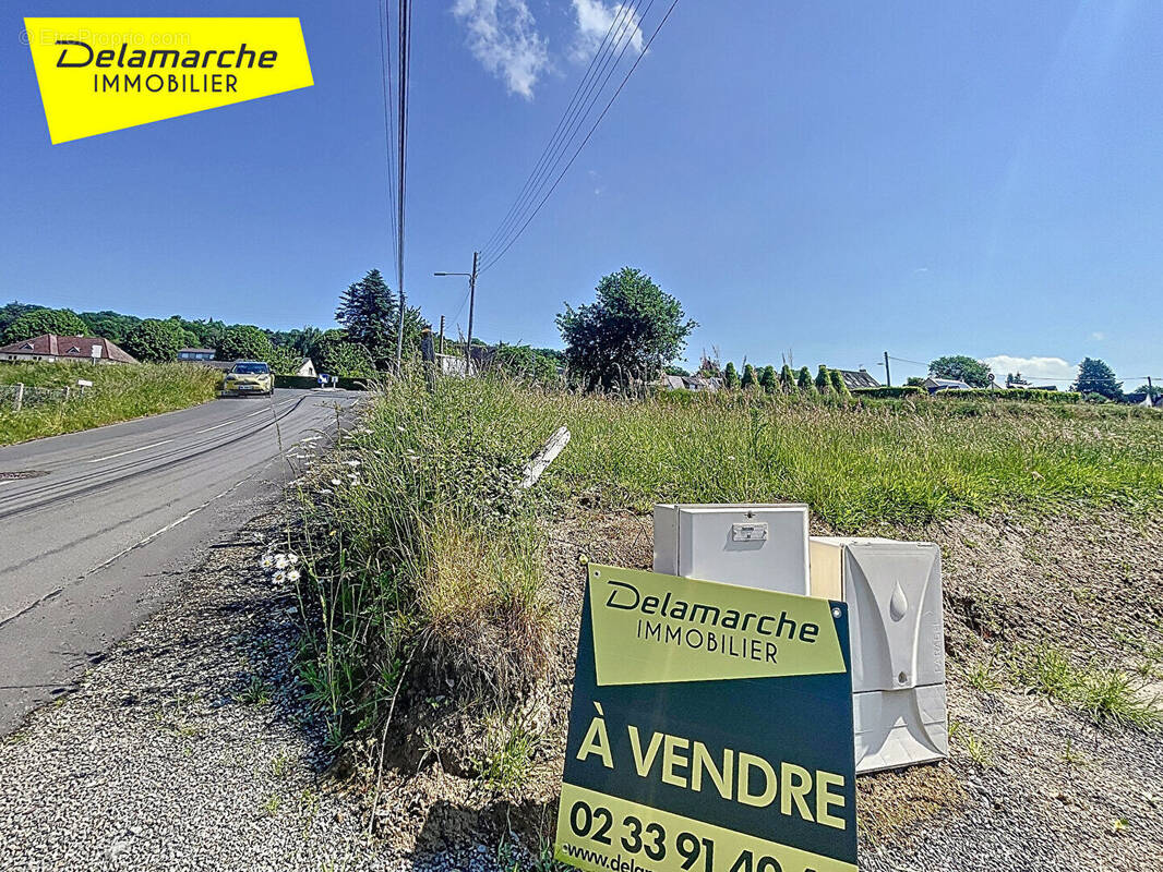 Terrain à LE VAL-SAINT-PERE