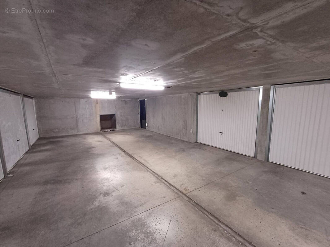 Parking à LYON-8E