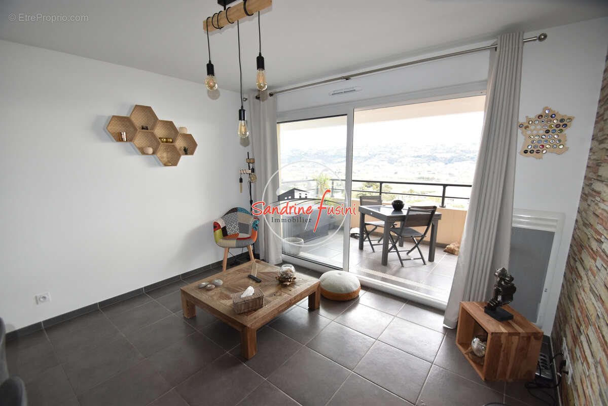 Appartement à SAINT-LAURENT-DU-VAR