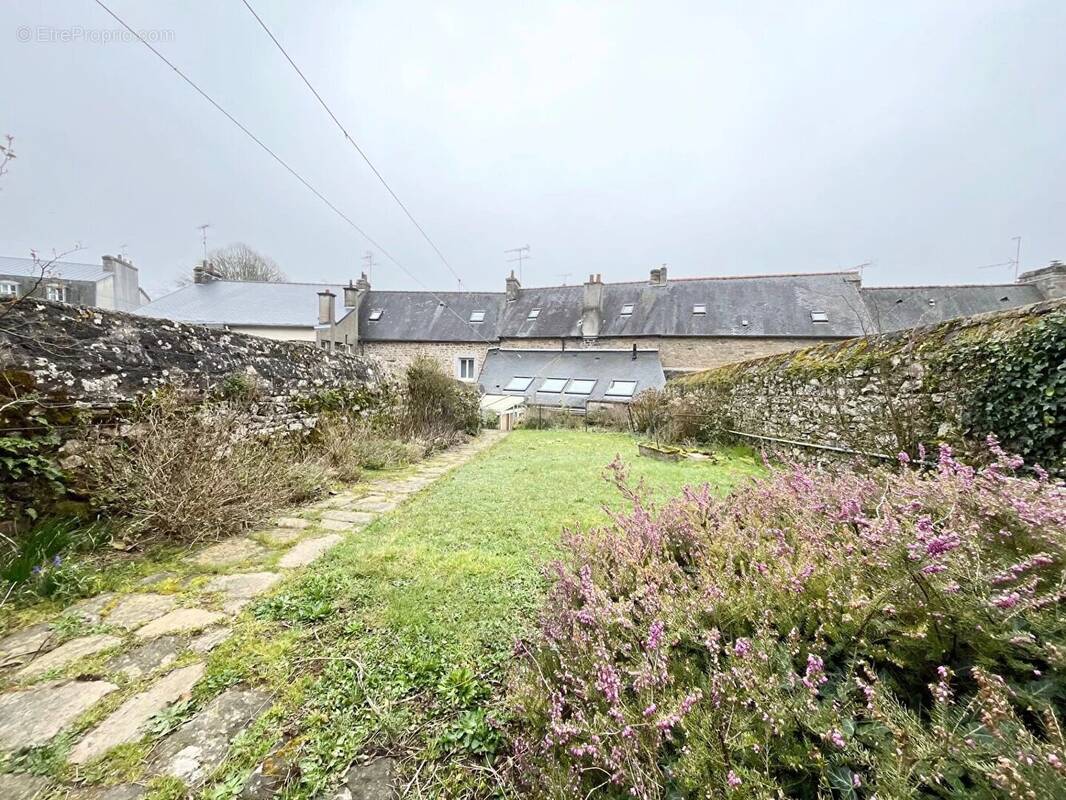 Maison à QUINTIN