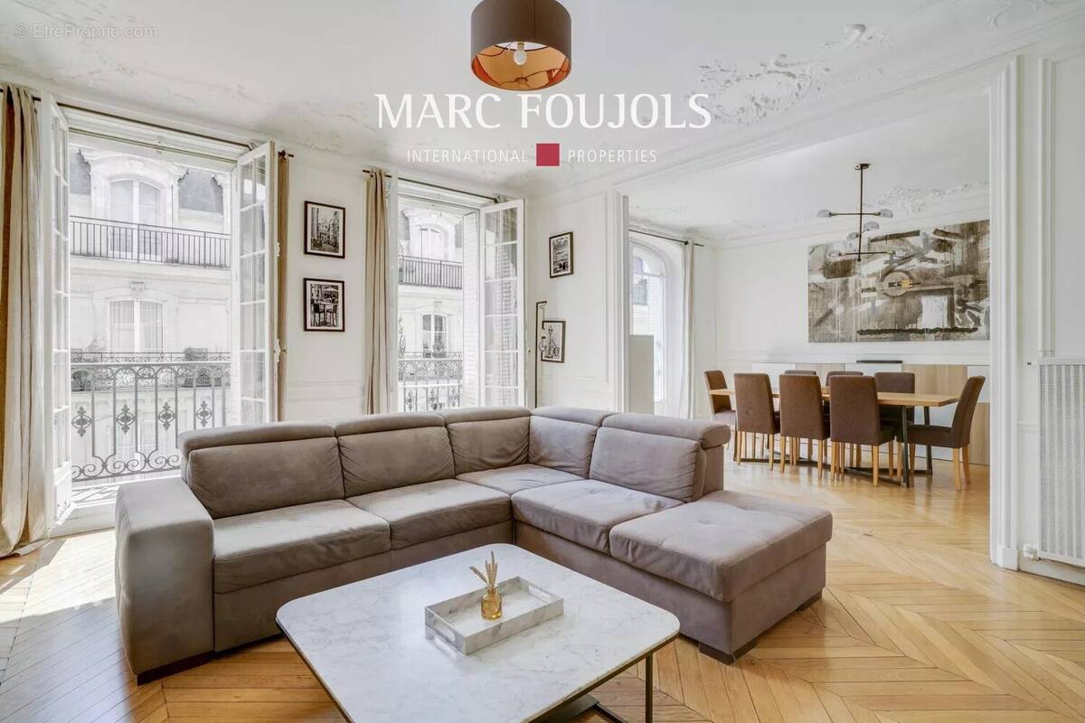 Appartement à PARIS-16E