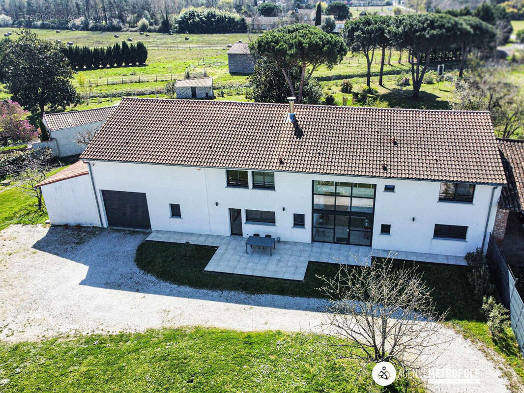 Maison à PINS-JUSTARET