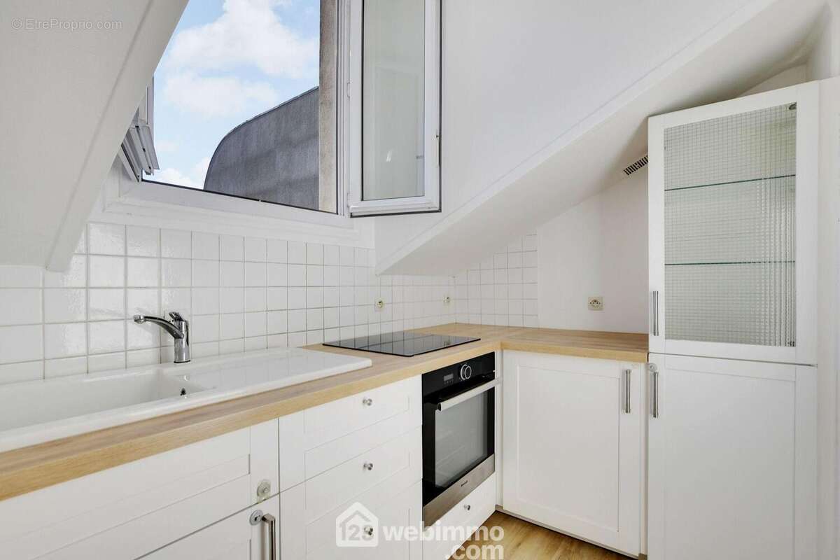 avec réfrigérateur, four, plaque de cuisson induction. - Appartement à SURESNES