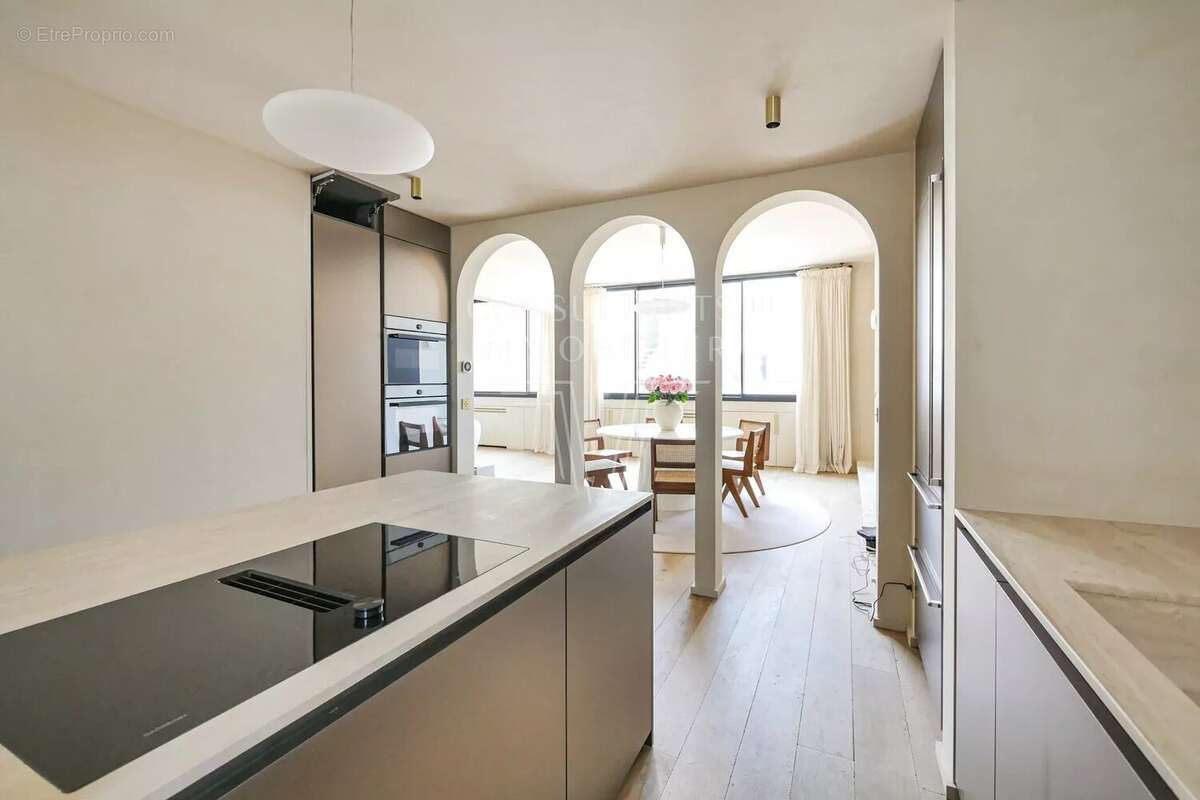 Appartement à PARIS-8E