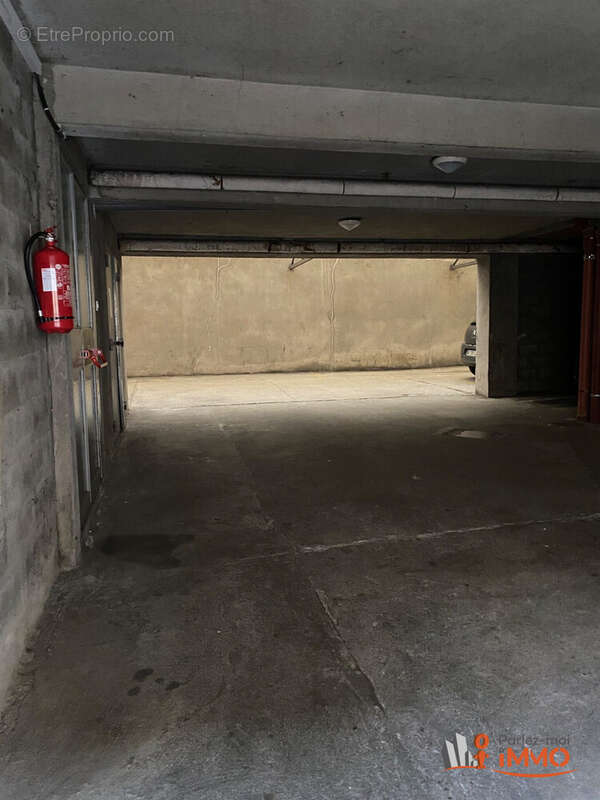 Parking à UNIEUX