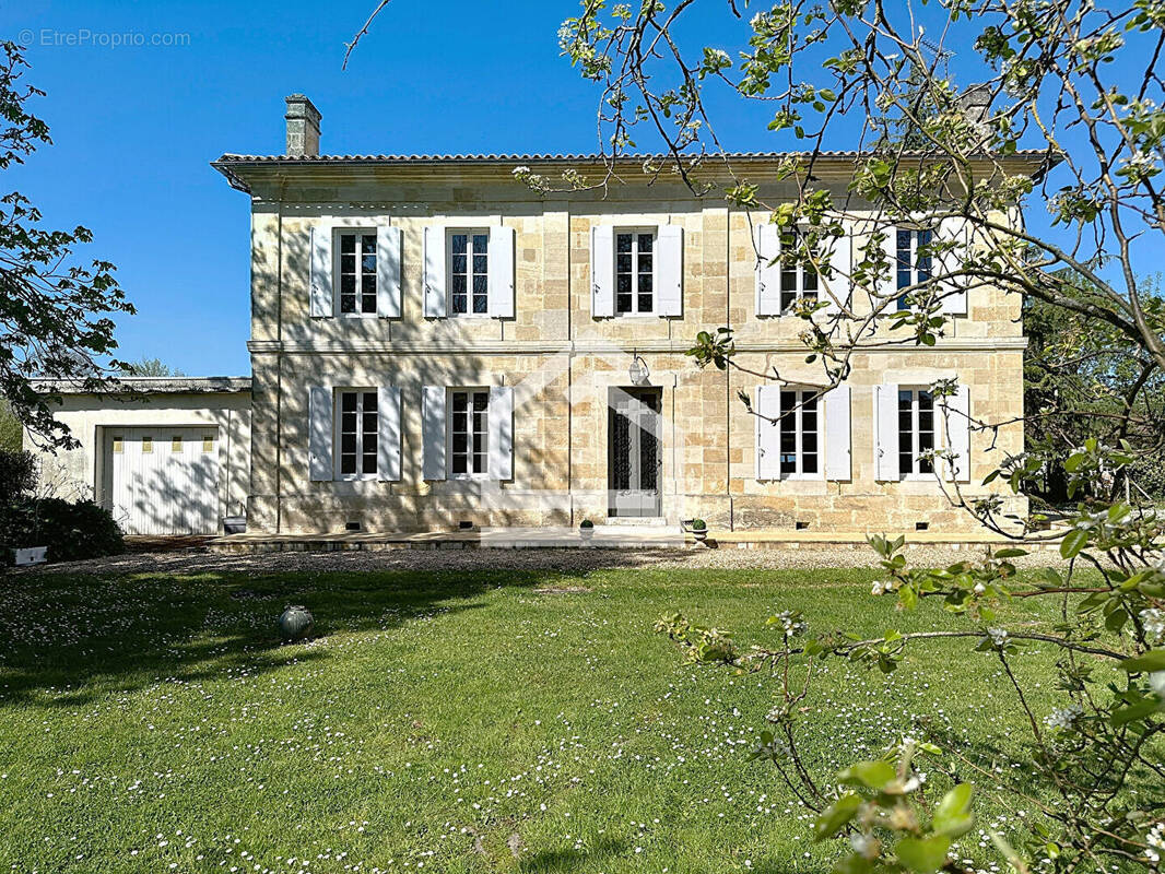 Maison à SAINT-MEDARD-DE-GUIZIERES