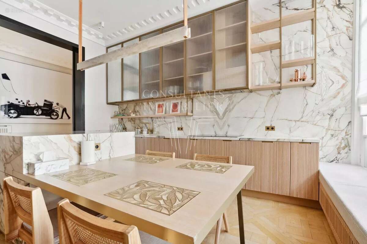 Appartement à PARIS-16E