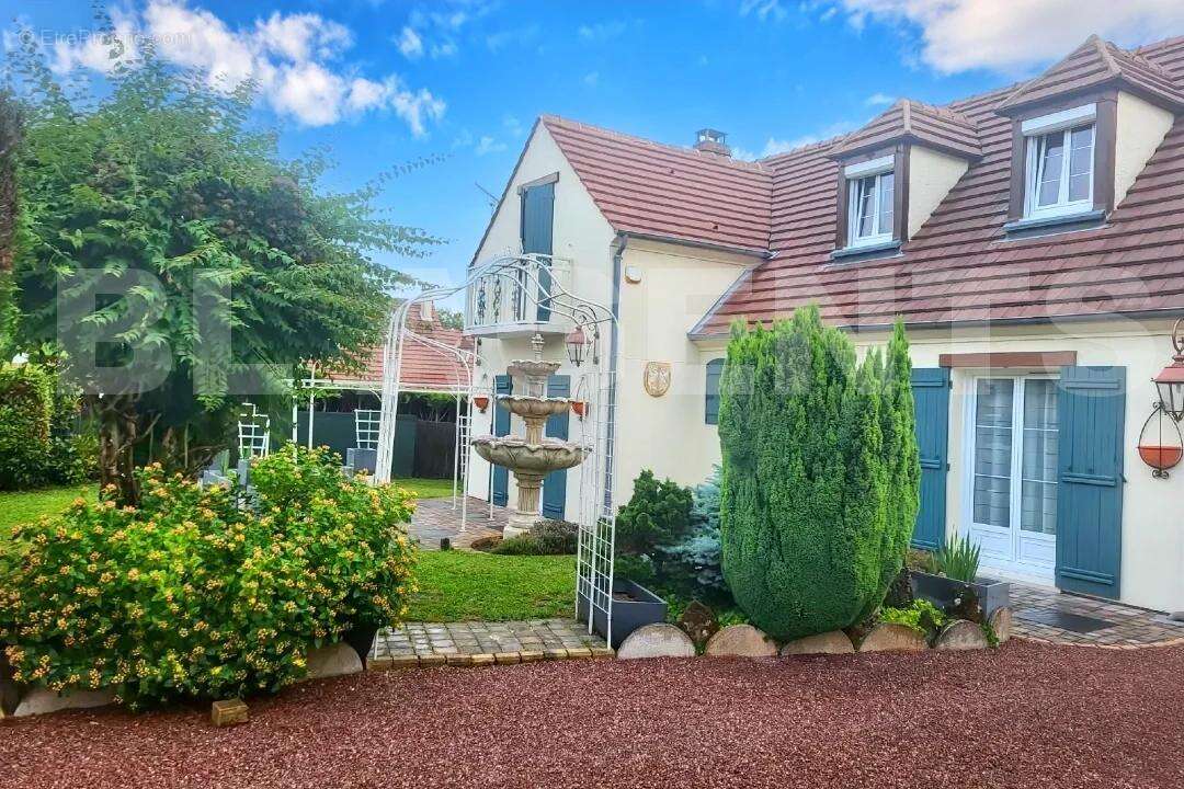 hoqi-e17d4d7ffbd9458ba959ac5310d2e066 - Maison à LE THILLAY