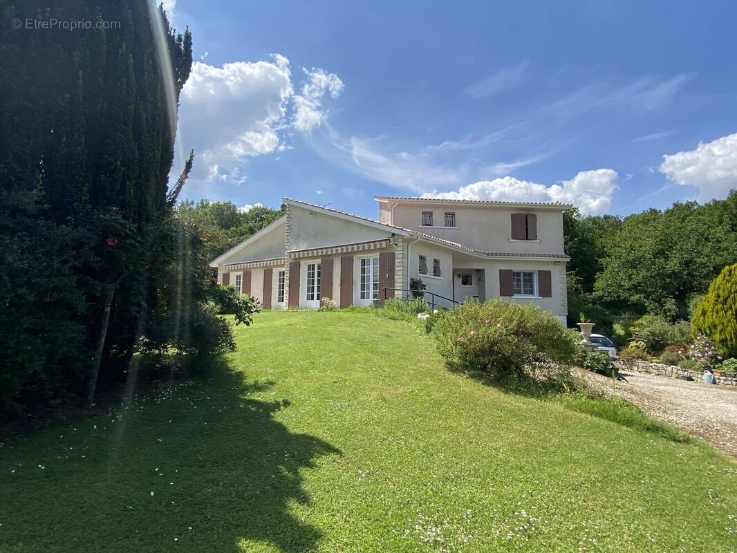 Maison à MAGNAC-SUR-TOUVRE