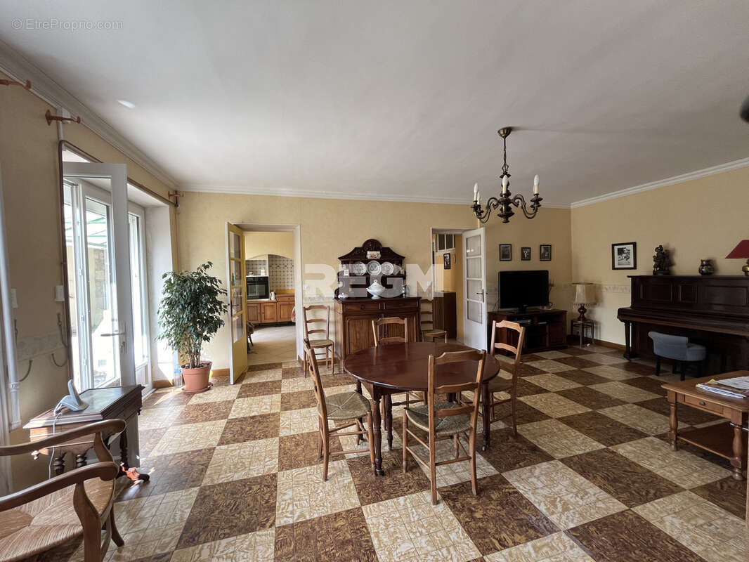 Maison à LA CHAPELLE-LA-REINE