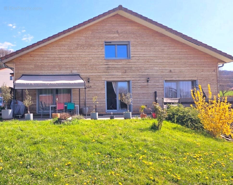 Maison à JUJURIEUX