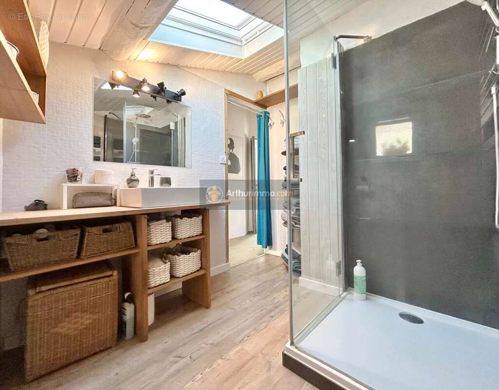 Appartement à BAGNOLS-EN-FORET