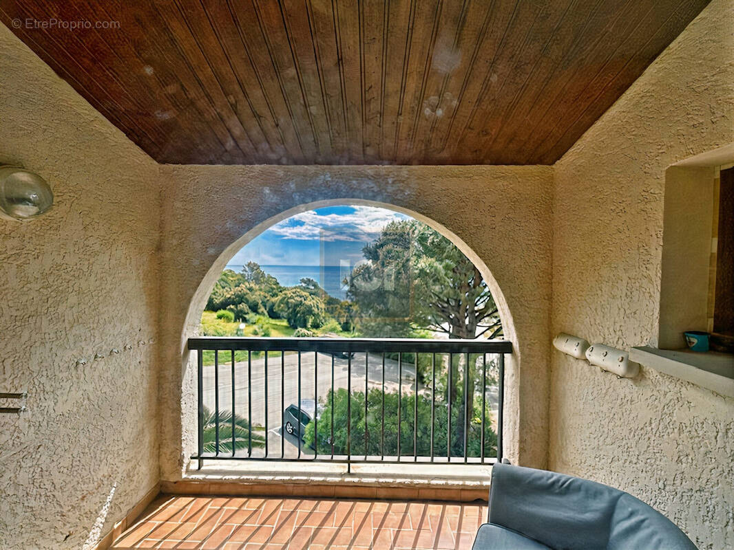 Appartement à ROQUEBRUNE-SUR-ARGENS