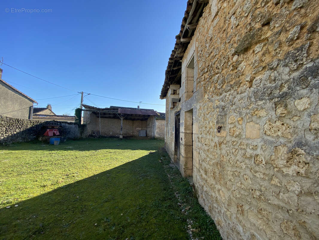 Maison à ROULLET-SAINT-ESTEPHE