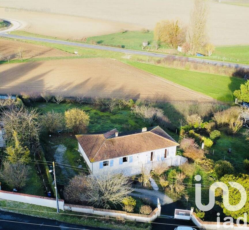 Photo 1 - Maison à ROULLET-SAINT-ESTEPHE